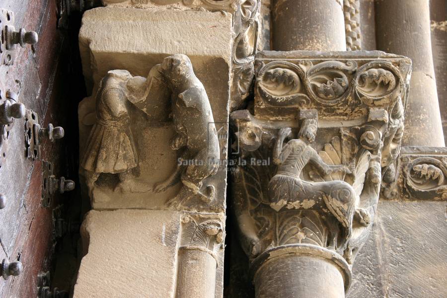 Mocheta y capitel del lado derecho de la portada occidental