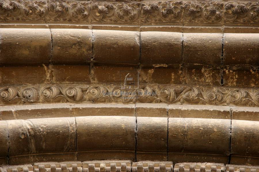 Detalle de las arquivoltas de la portada occidental