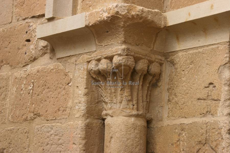 Capitel izquierdo de la portada sur
