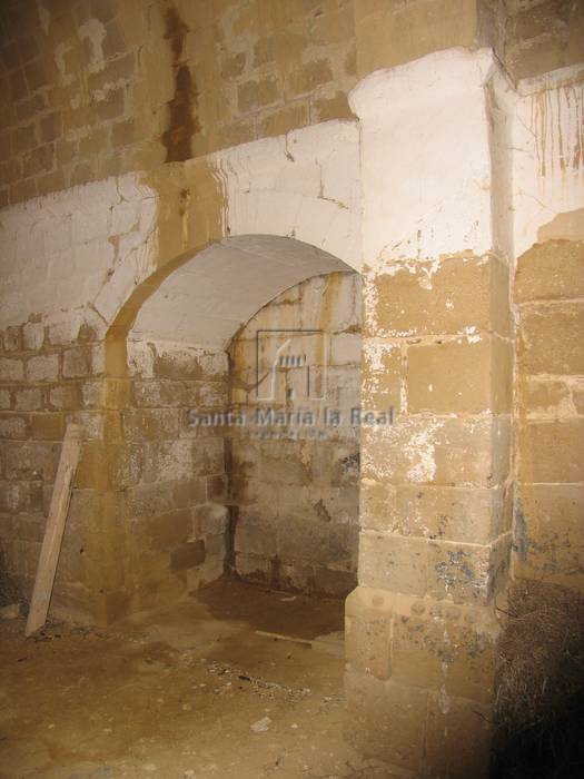 Detalle de la capilla embebida en el muro norte