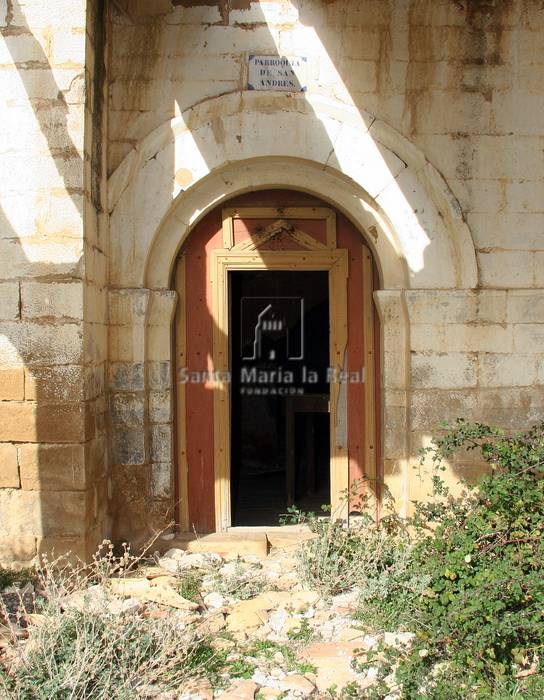 Exterior de la puerta de entrada en la fachada sur