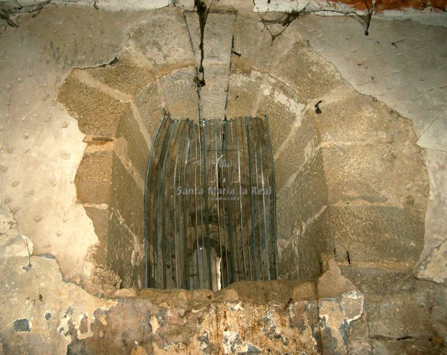 Ventana de profundo abocinamiento interior y medio punto liso