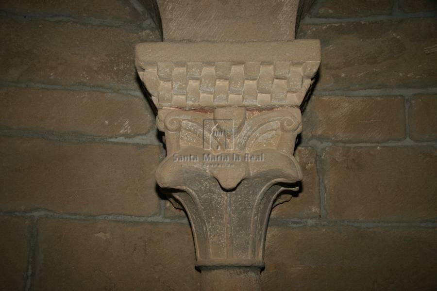Capitel de uno de los arcos de medio punto del ábside. Geometría prismática de origen vegetal