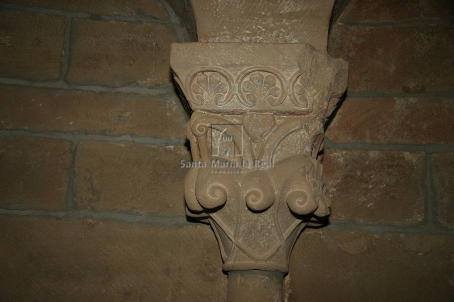 Capitel de uno de los arcos de medio punto del ábside. Geometría prismática de origen vegetal