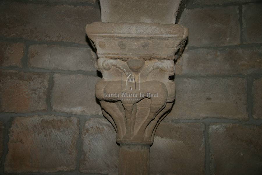 Capitel de uno de los arcos de medio punto del ábside. Geometría prismática de origen vegetal Capitel de uno de los arcos de medio punto del ábside. Geometría prismática de origen vegetal