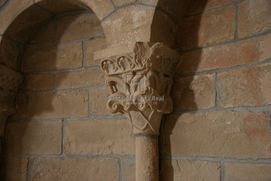 Capitel de uno de los arcos de medio punto del ábside. Geometría prismática de origen vegetal