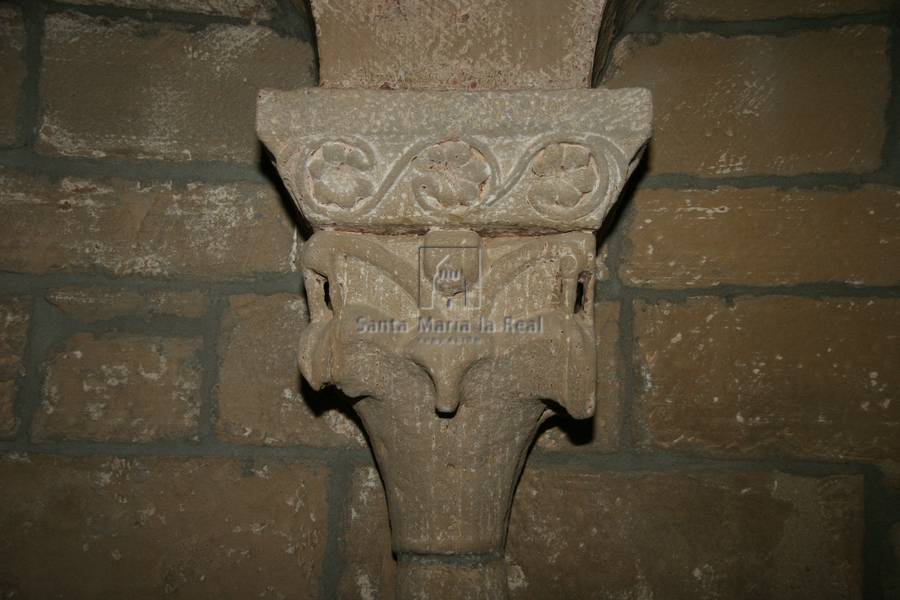 Capitel de uno de los arcos de medio punto del ábside. Geometría prismática de origen vegetal