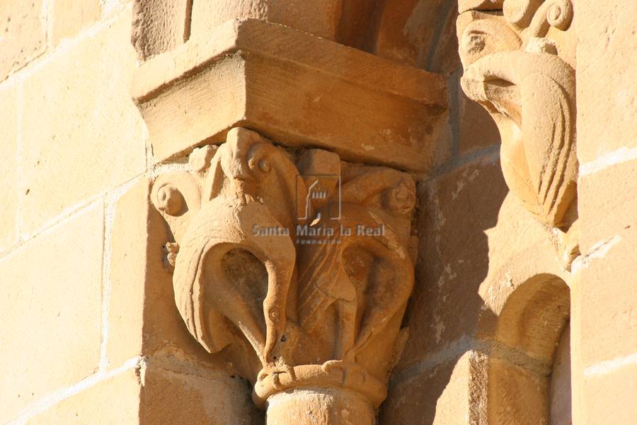 Capitel de una ventana del ábside. Dos aves