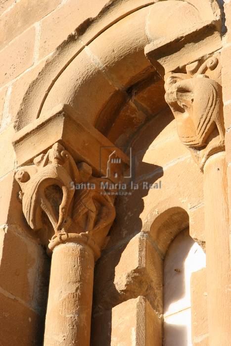 Capiteles de una ventana absidal