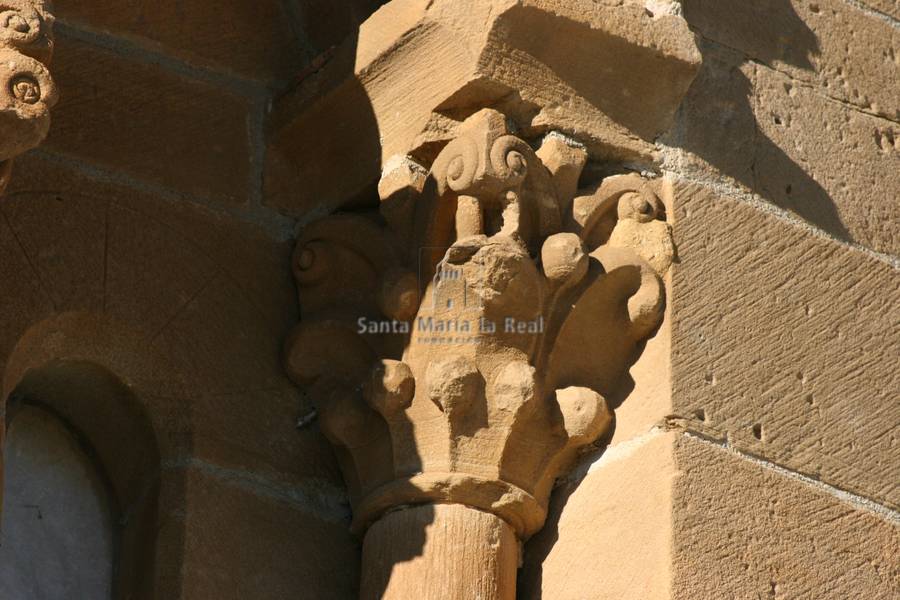 Capitel vegetal derecho de una ventana absidal