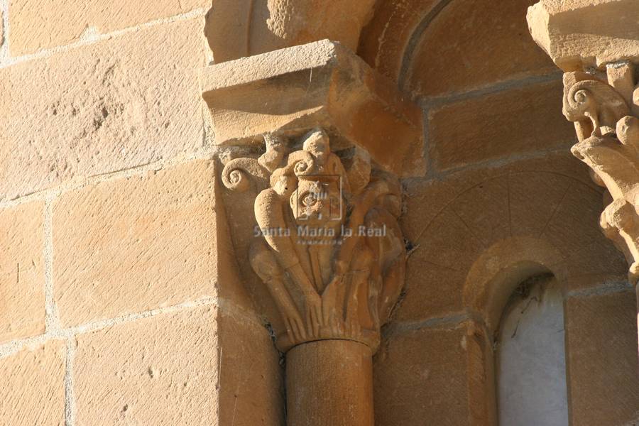 Capiteles de una ventana absidal