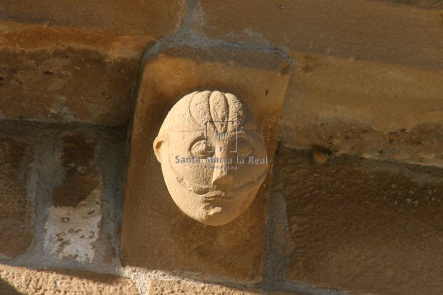 Canecillo del ábside. Cabeza masculina con bigote