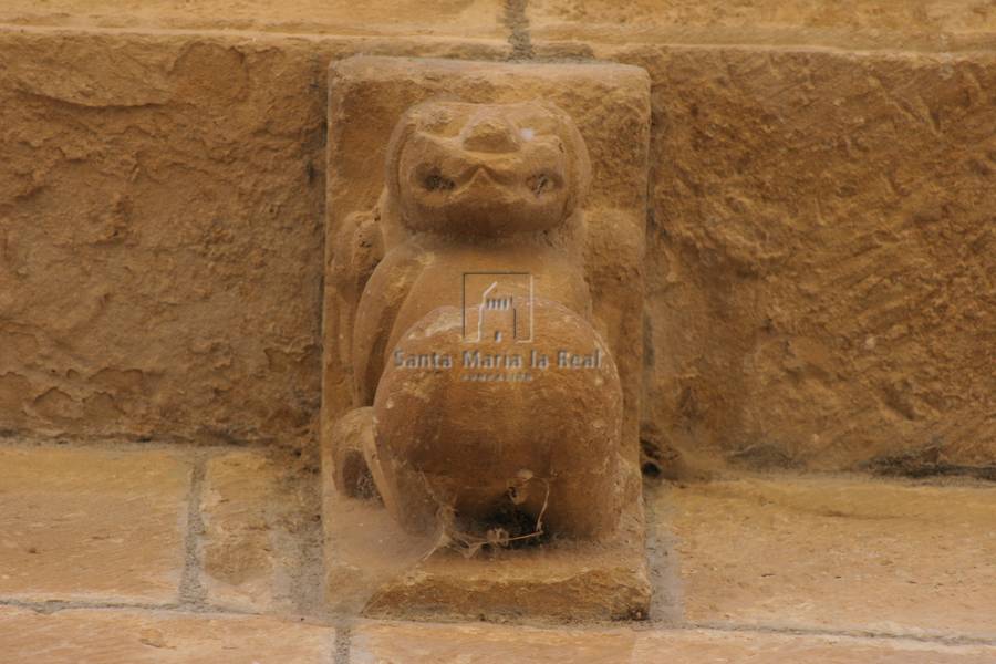 Canecillo del muro norte. Fiera con cabeza vuelta