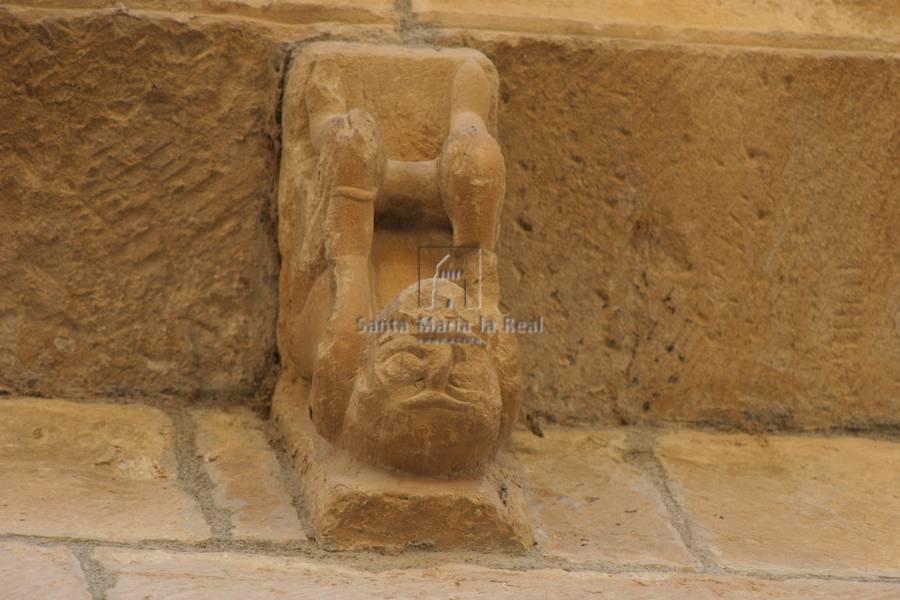 Canecillo del muro norte. Hombre sentado boca abajo
