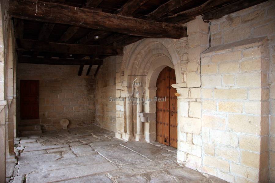 Detalle interior del pórtico desde el oeste