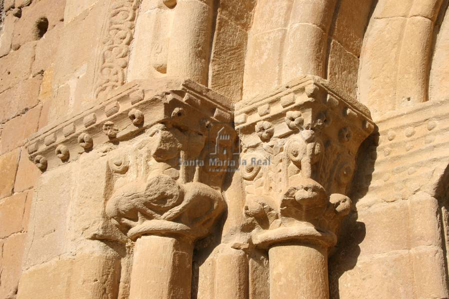 Capiteles del lado izquierdo de la portada sur