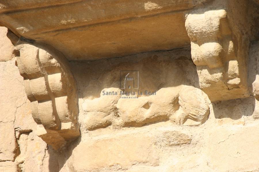 Detalle del tejaroz de la portada sur