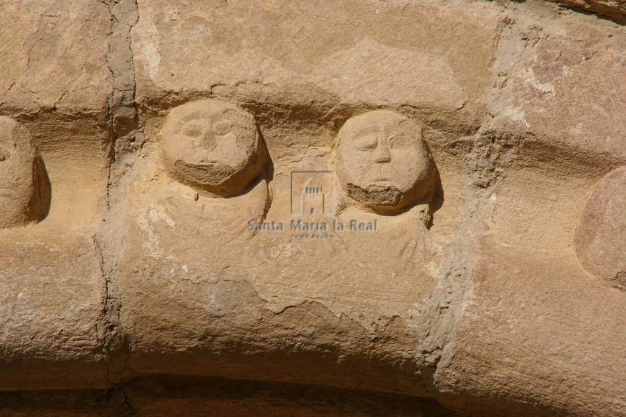 Detalle de la arquivolta de la portada sur