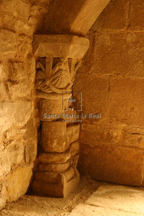Columna en el interior de la cripta