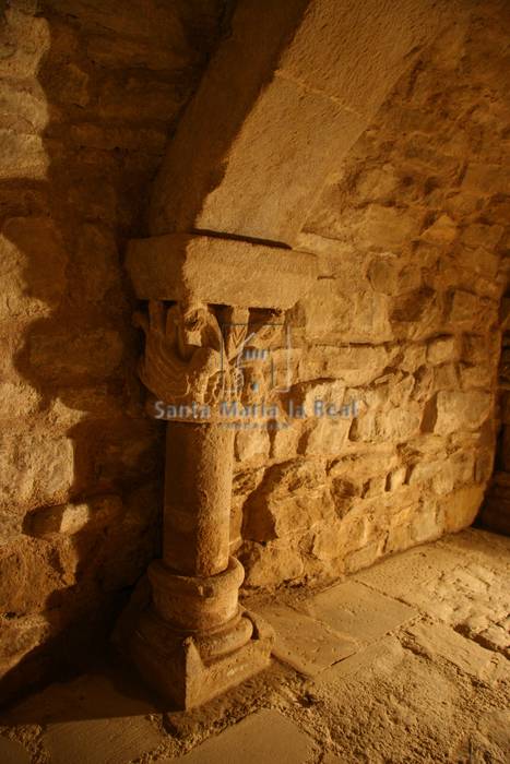 Detalle de la columna en el interior de la cripta