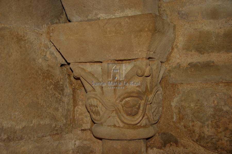 Capitel en el interior de la cripta