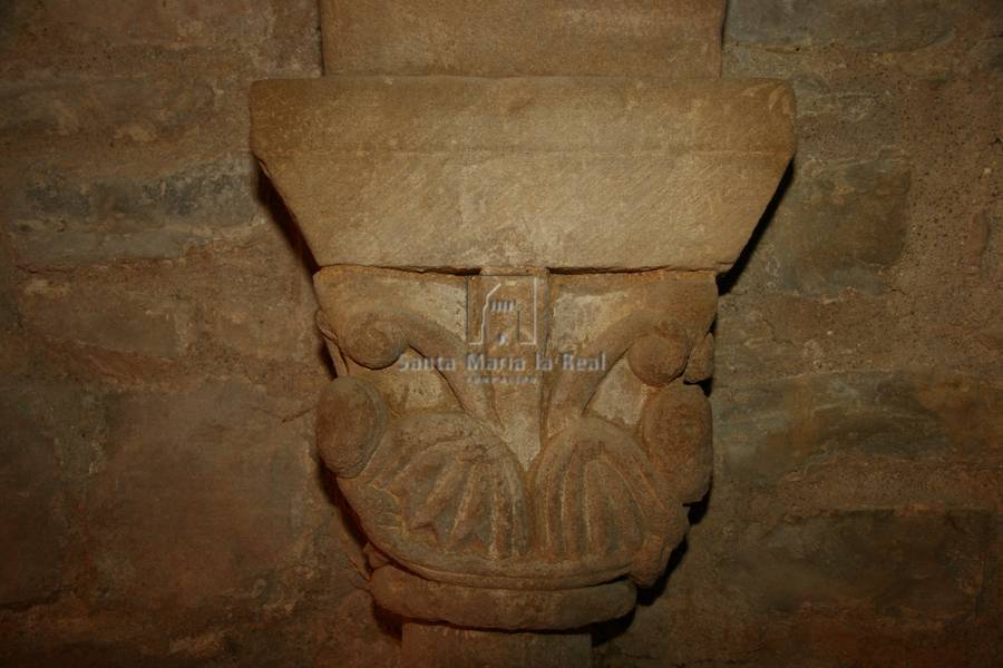 Capitel en el interior de la cripta