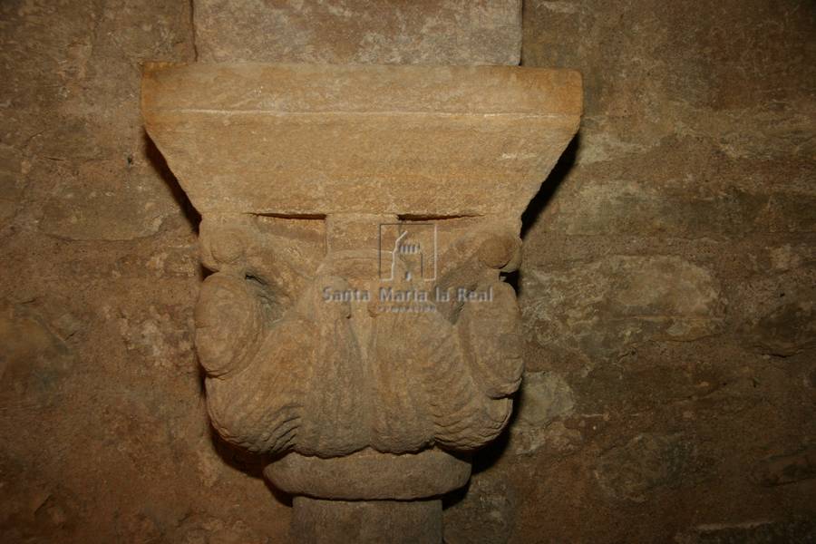Capitel en el interior de la cripta