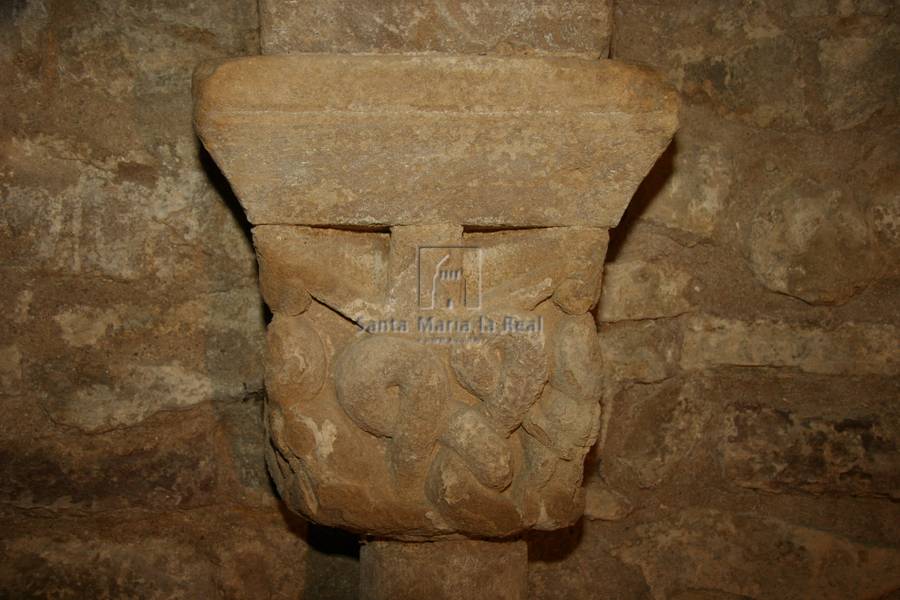 Capitel en el interior de la cripta