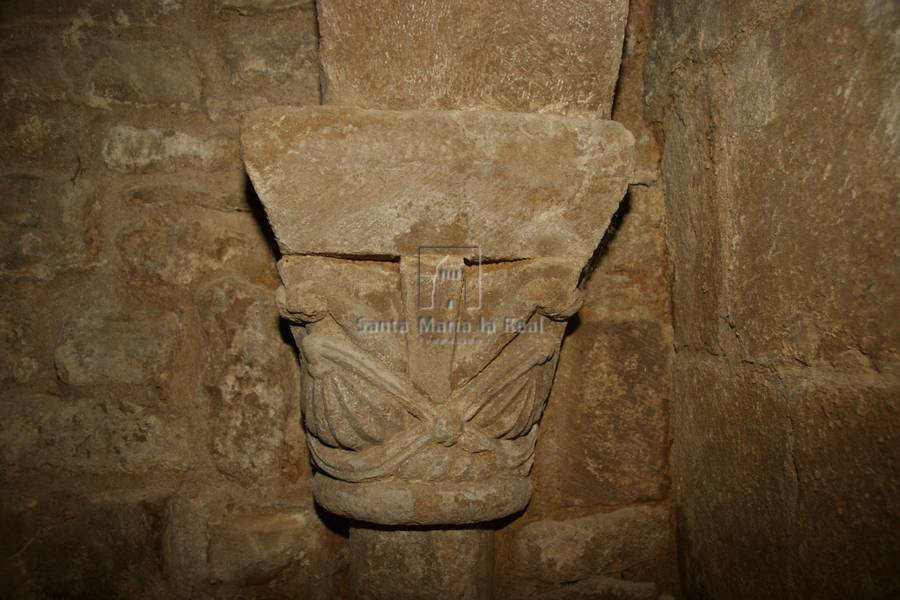 Capitel en el interior de la cripta