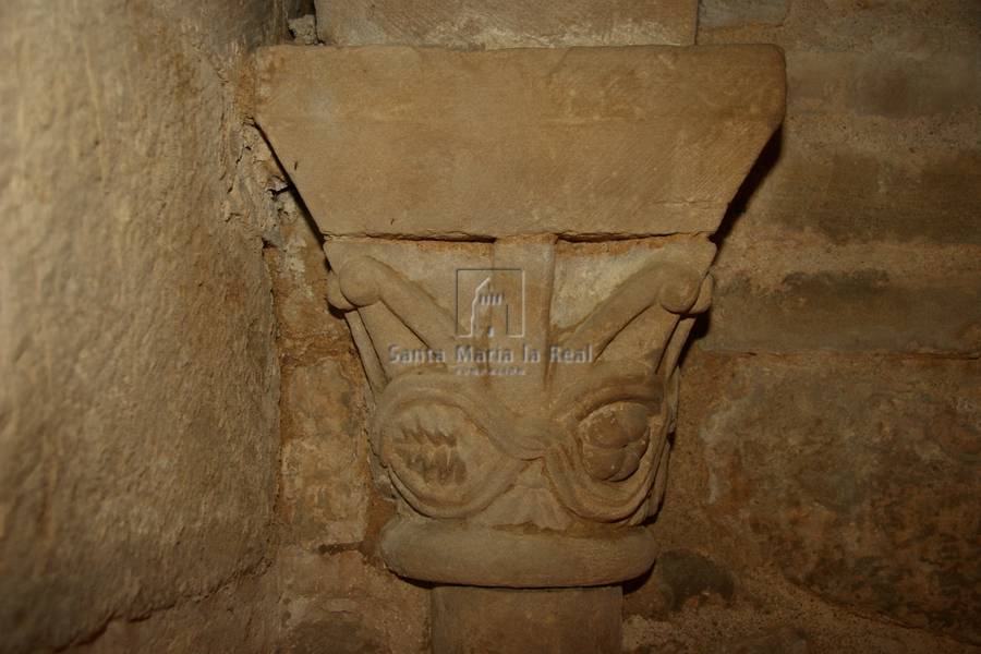 Capitel en el interior de la cripta