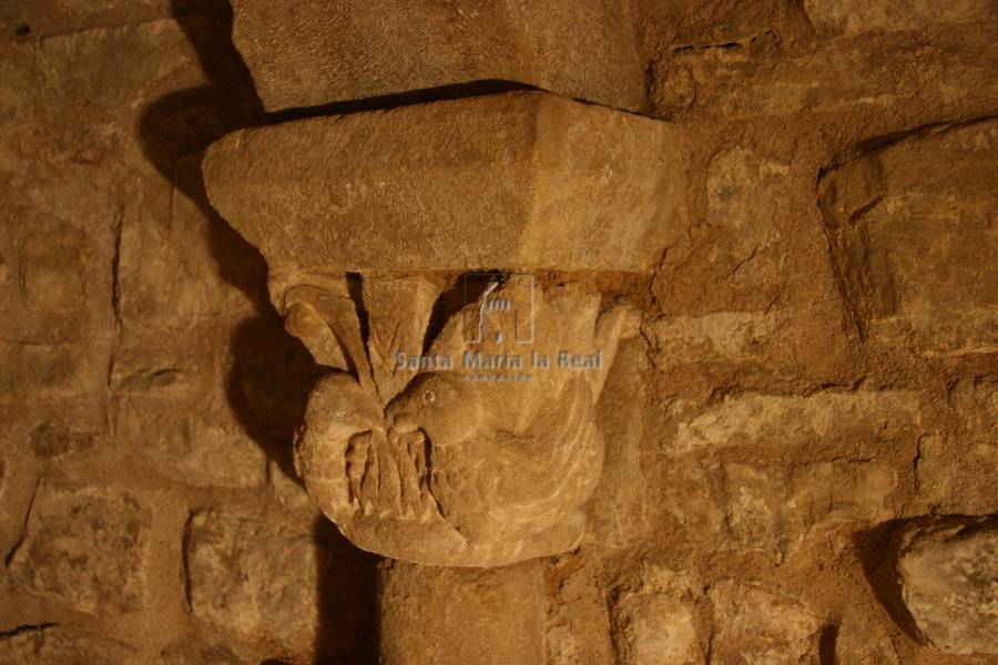 Capitel en el interior de la cripta