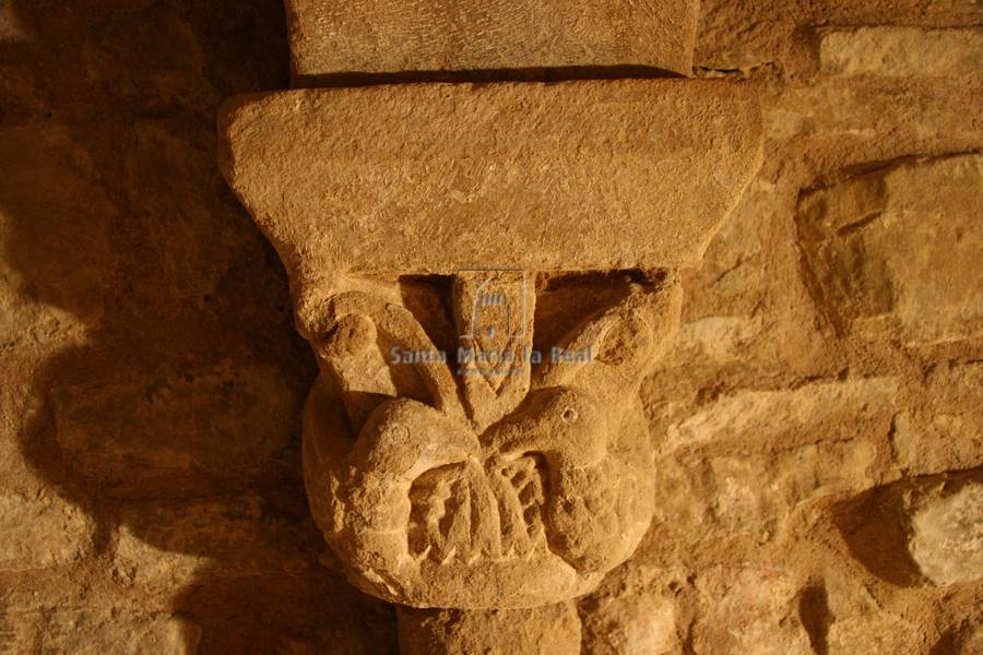 Capitel en el interior de la cripta