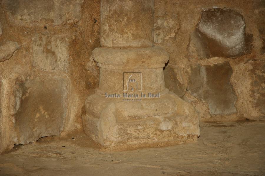 Detalle de una basa en el interior de la cripta