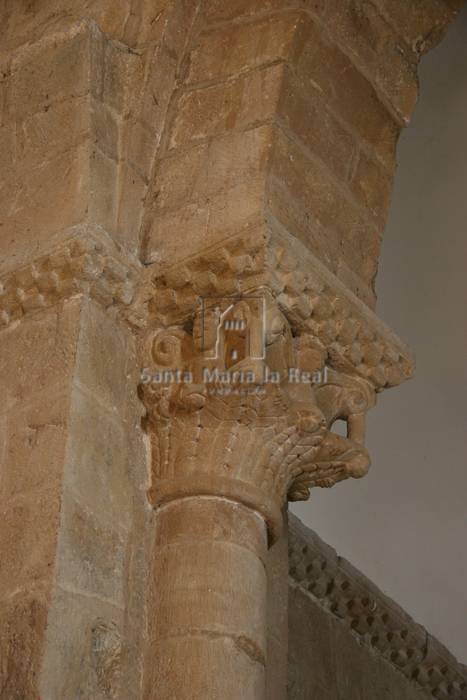 Capitel del interior de la nave