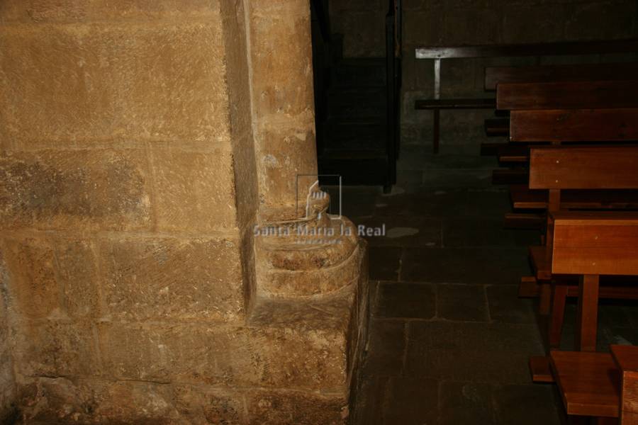 Detalle de la basa de una columna de la nave