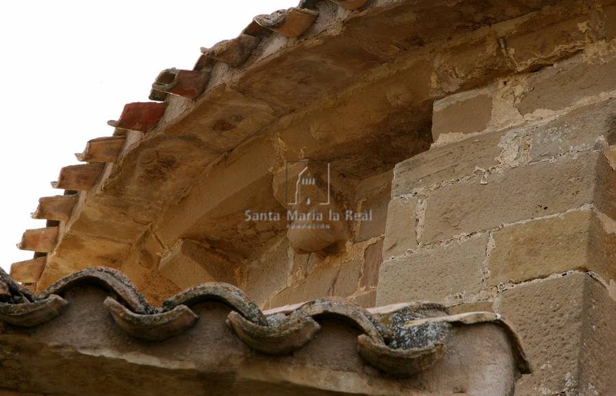 Detalle de la cornisa del ábside