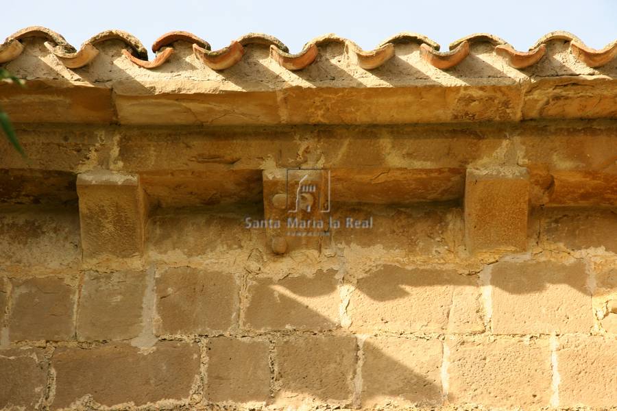 Detalle de los canecillos de la fachada meridional
