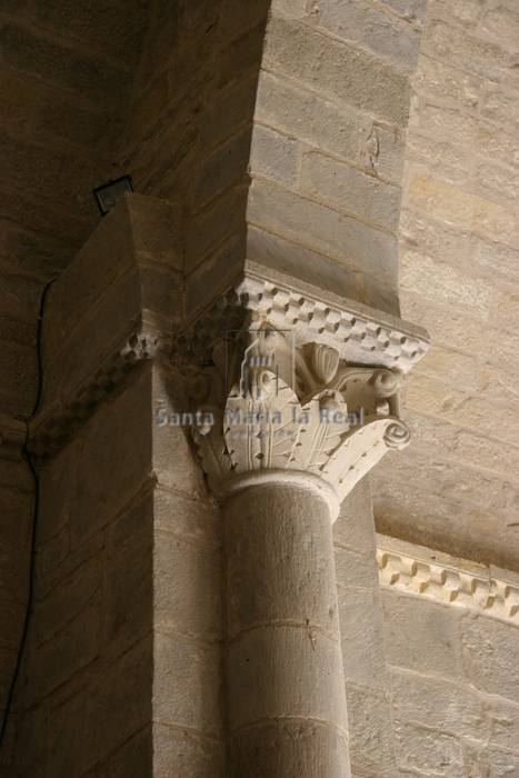 Capitel vegetal del lado izquierdo del arco triunfal