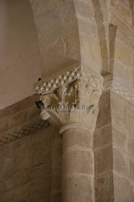 Capitel en el lado derecho del arco triunfal