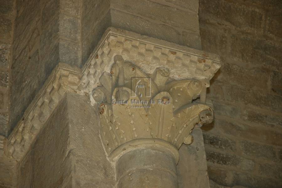 Capitel vegetal del lado izquierdo del arco triunfal