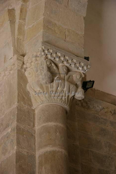 Capitel en el lado izquierdo del arco triunfal