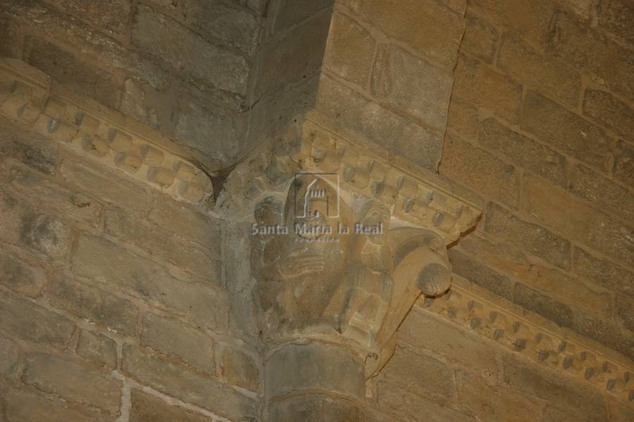 Capitel del interior de la nave