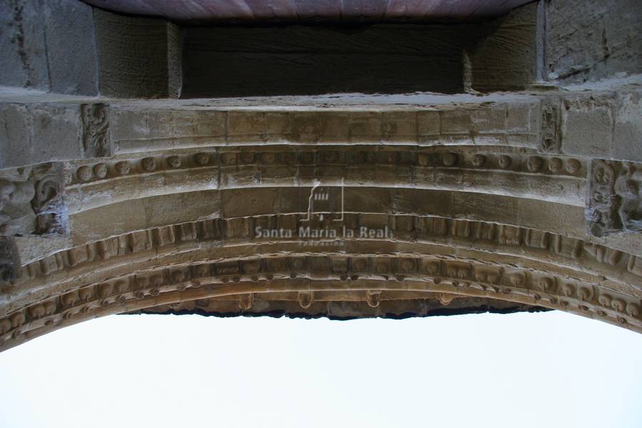 Detalle del intradós y arquivoltas de la portada norte