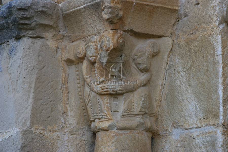 Capitel izquierdo de la portada norte