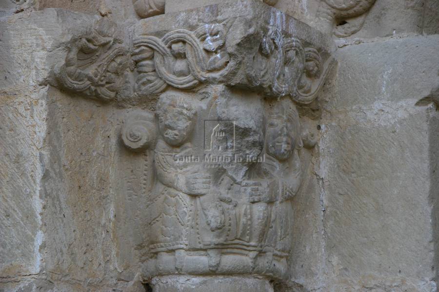 Capitel izquierdo de la portada norte
