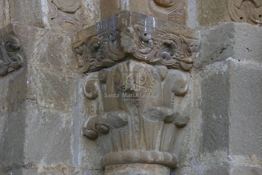 Capitel derecho de la portada norte