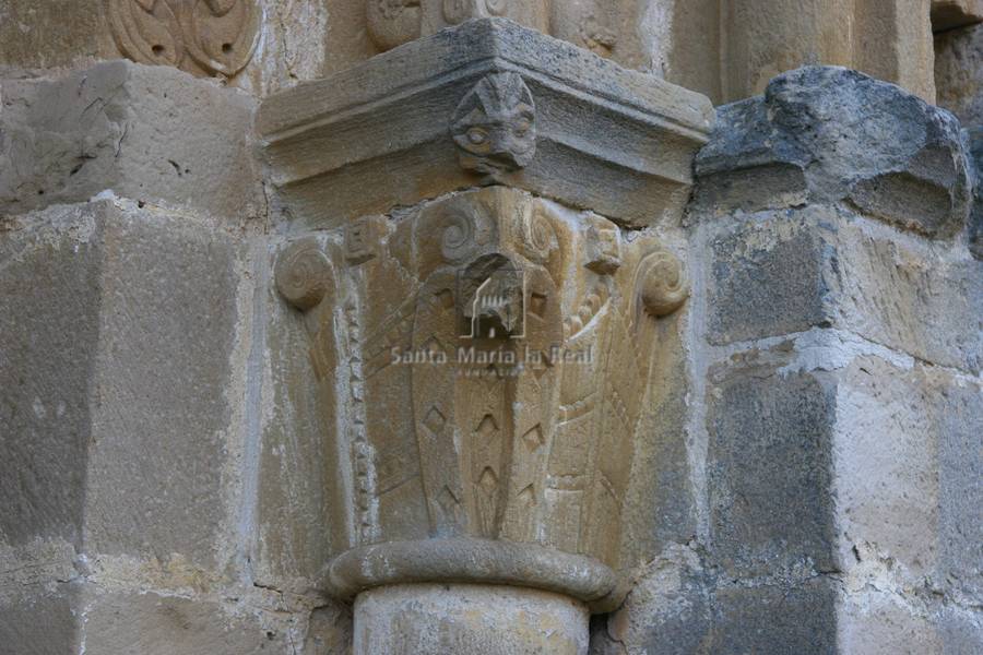 Capitel derecho de la portada norte