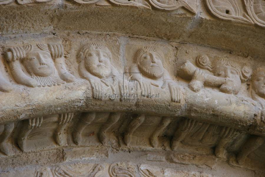 Detalle de la arquivolta de la portada norte
