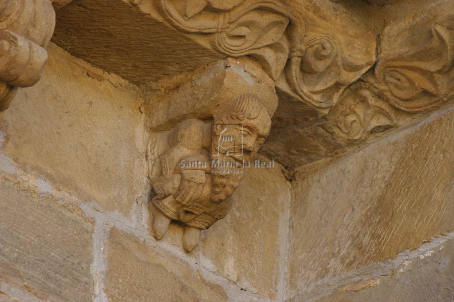 Canecillo del ábside. Hombre barbado