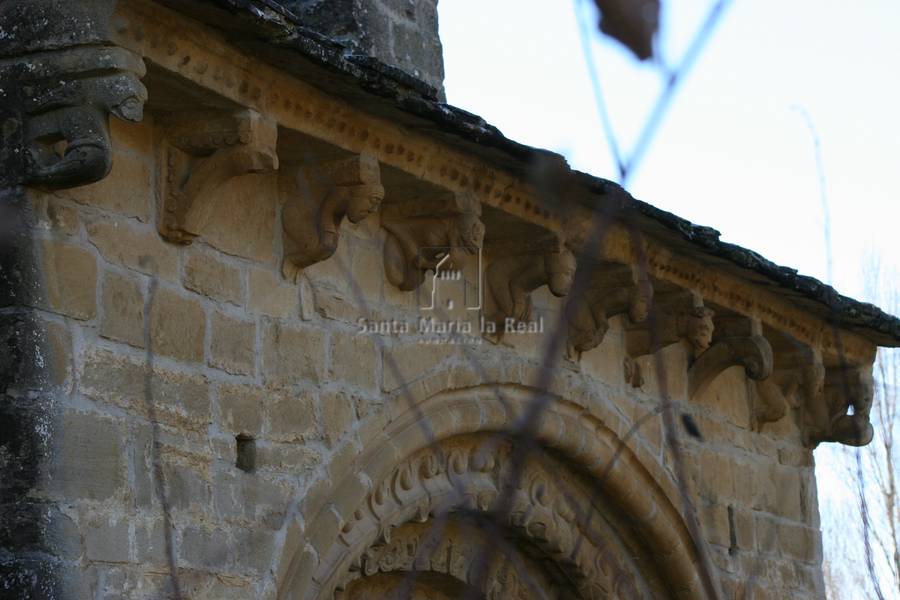Detalle del tejaroz de la portada norte